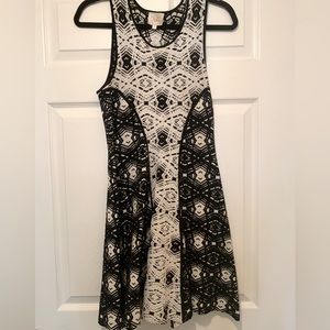 Black and white Fit and flare dress! In perfect condition size Small!